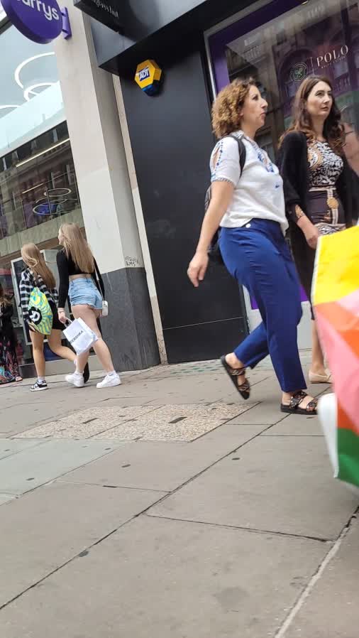 cheeky_cut_jean_shorts_4kkk_gis