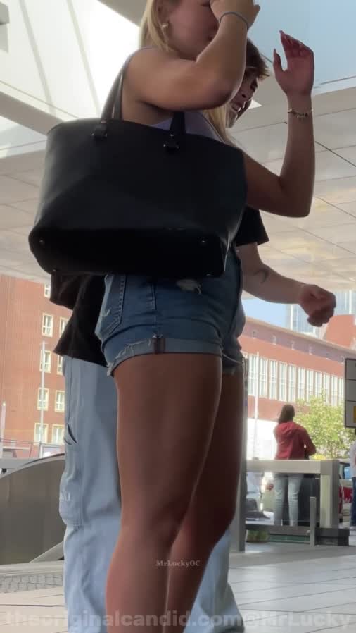 die_geile_blonde_in_nike_airs_gis