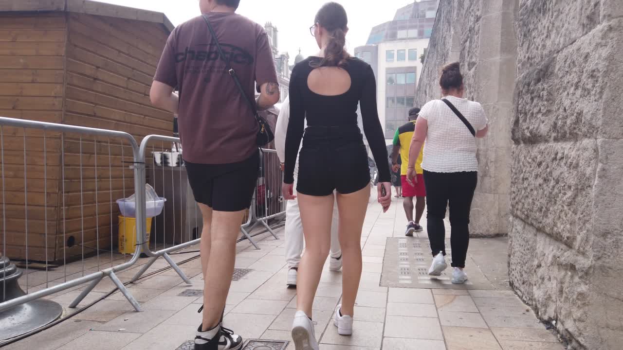 geeky_slim_legs_and_ass_in_shorts_gis
