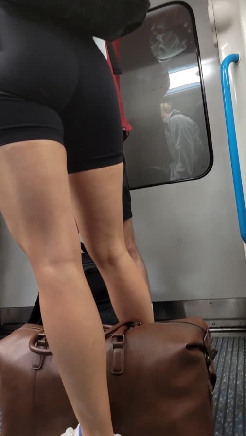 gym_girl_with_a_smile_4k_gis