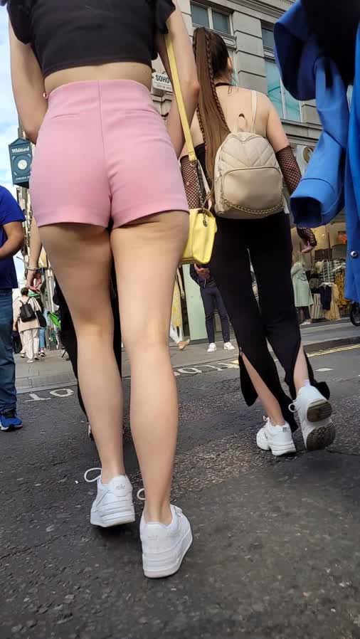 pink_shorts_4k_gis