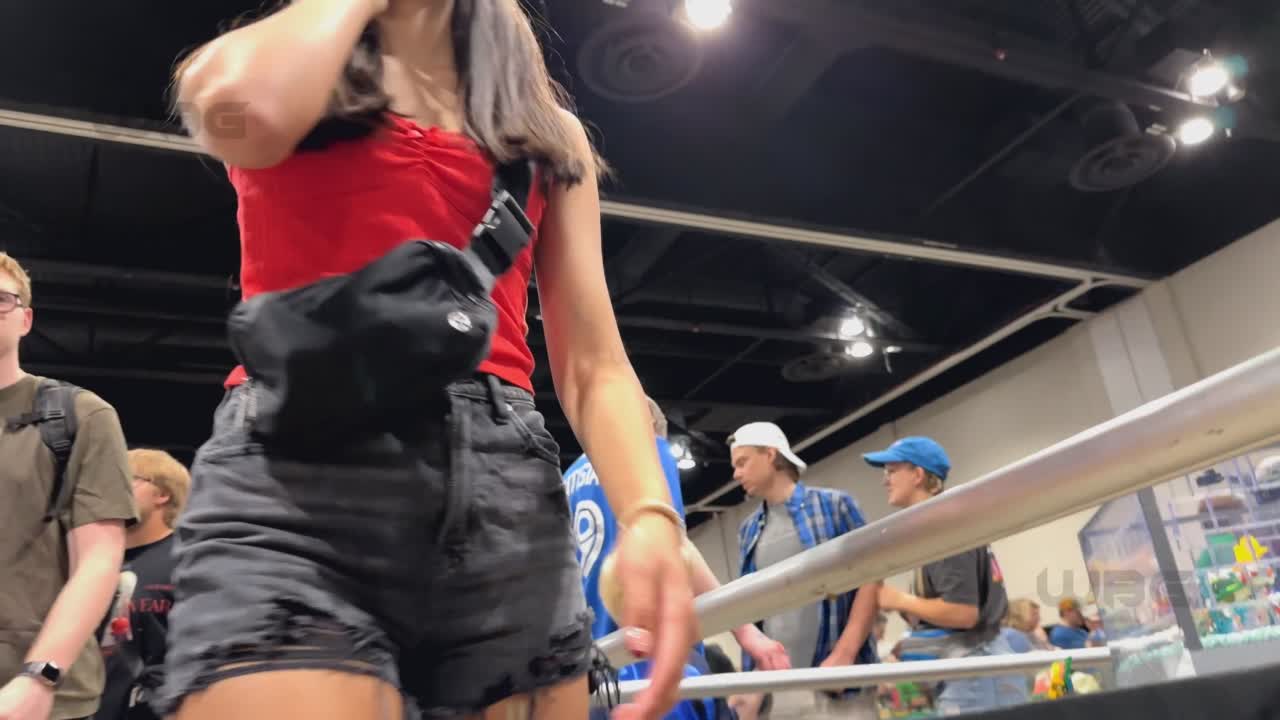 red_top_jean_shorts_gis