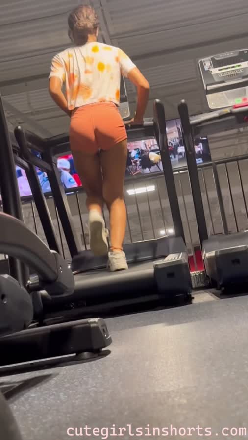 skinny_girl_with_jiggly_ass_on_the_treadmill_!_gis