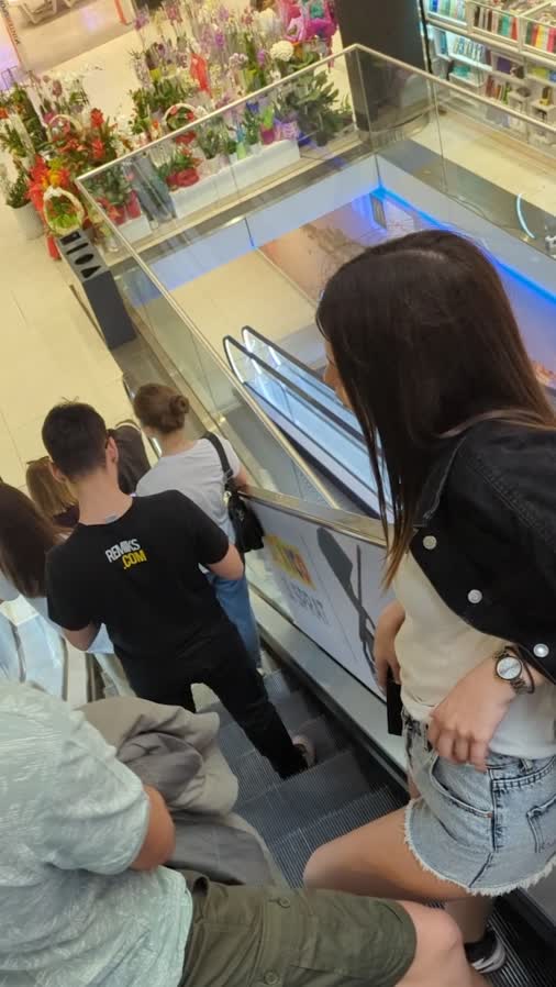 sssseexxxyy_cheeky_babe_in_a_grocerie_store_exposing_her_ass_gis