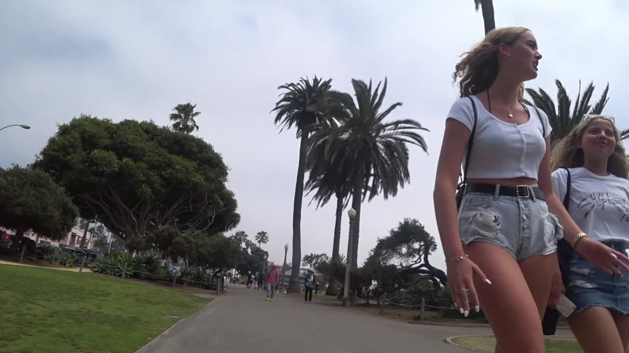 teen_ass_venice_beach_voyeur_gis