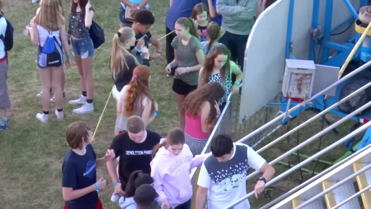 teen_voyeur_at_the_fair_gis