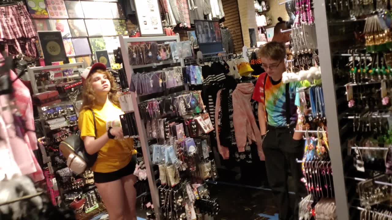 yellow_shirt_bubble_butt1_gis