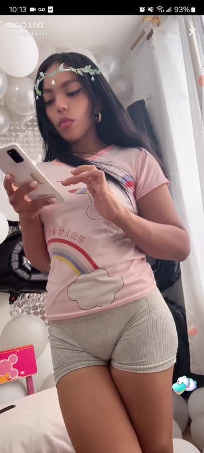 Colombiznita Sexy Teen In Gray Shorts On Cam 1