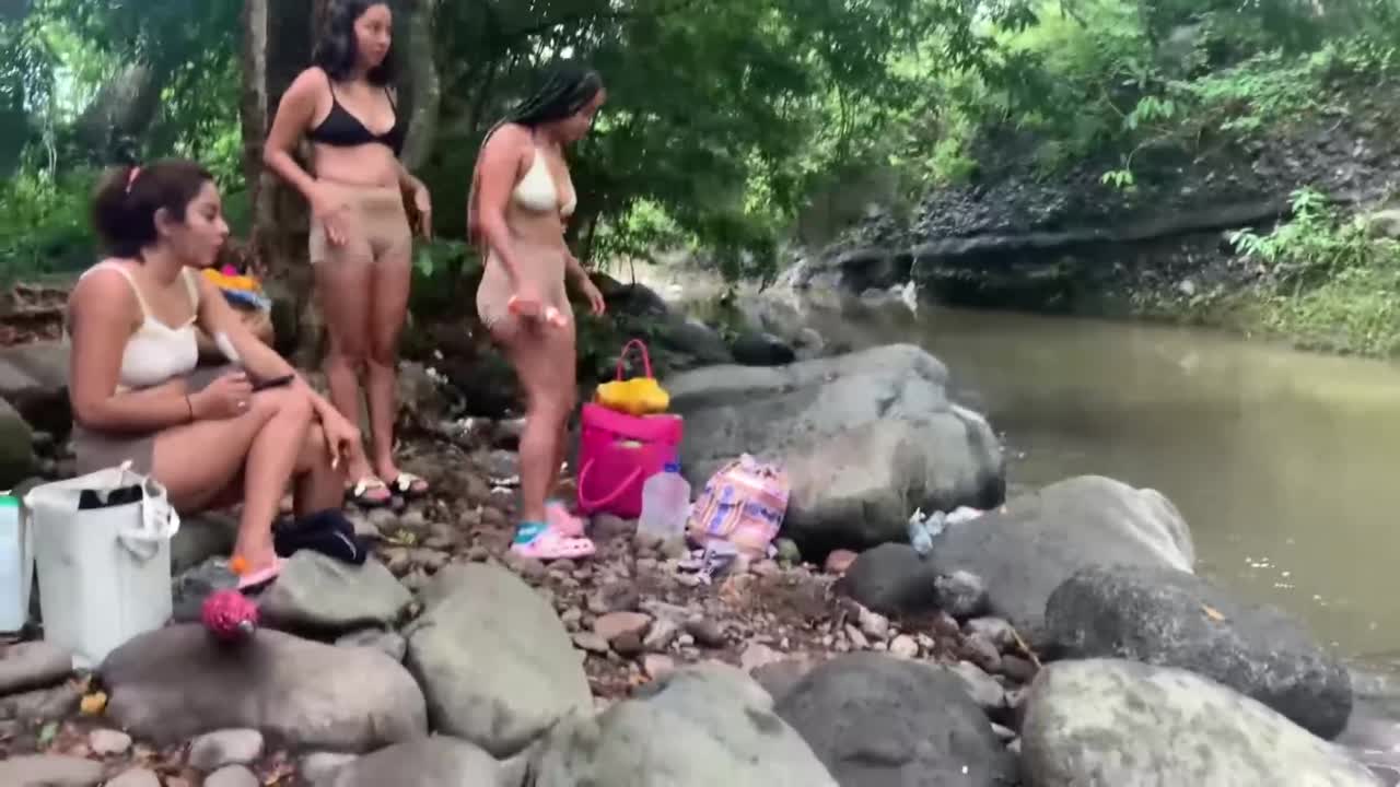 Desayunando En El Rio Obhaknjzrqy