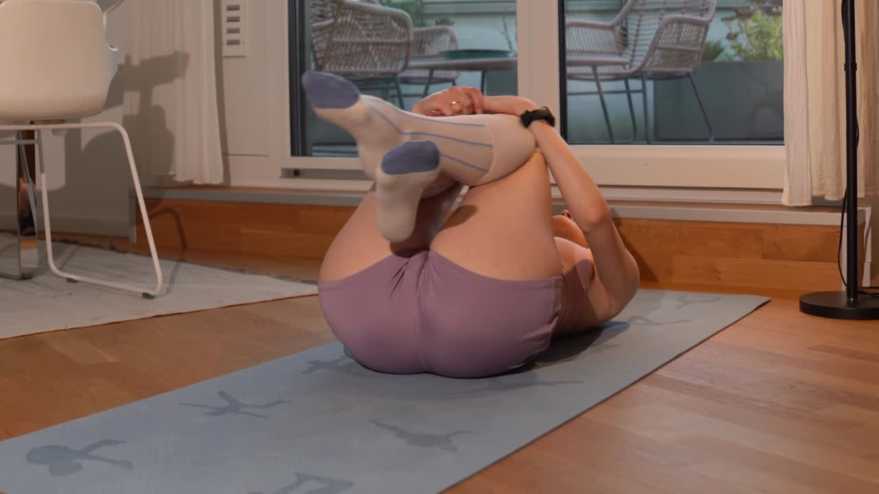 Experience Flowing Yoga In The Comfort Of Home Fttzniwaxzy