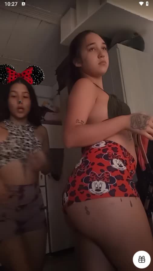 Fox Latina Booty Shaking With Friend On Cam 1