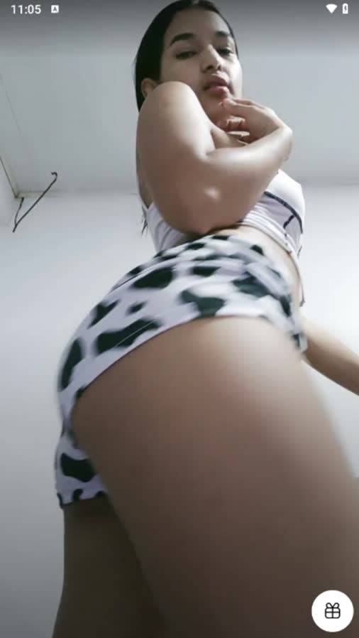 Pao Latina Twerking In White Shorts 1