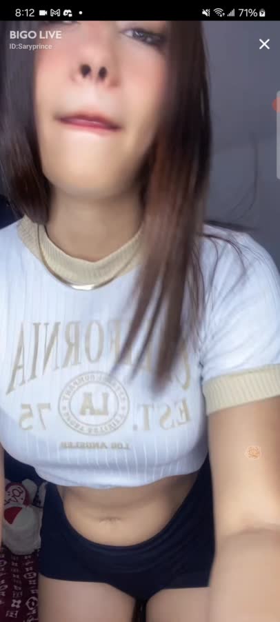 Sary Shows Her Sexy Dancing For Fans 1