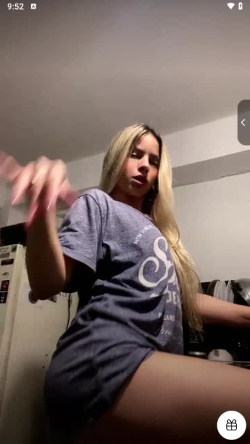 The Nymph Beautiful Blonde Latina Twerking For Fans 1