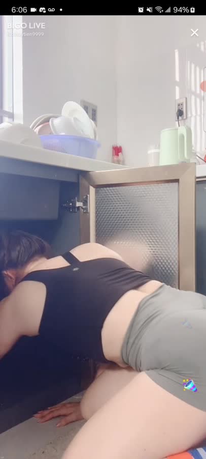 Thuytien 9999 Looking Sexy While Cleaning 2