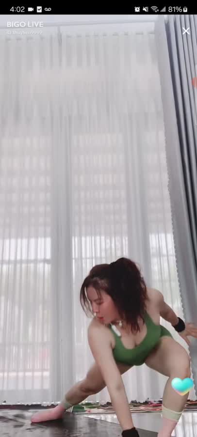 Thuytien Performs Squats 1