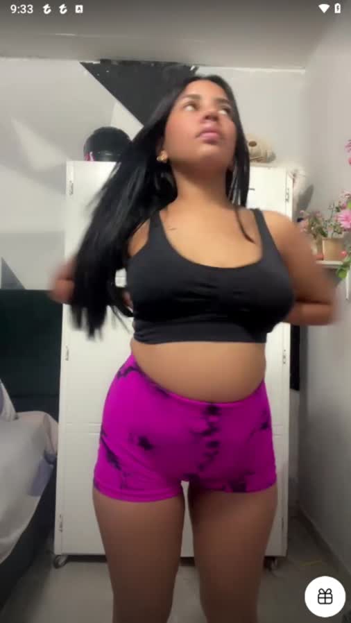 Vale Booty Shaking In Gray Shorts 1