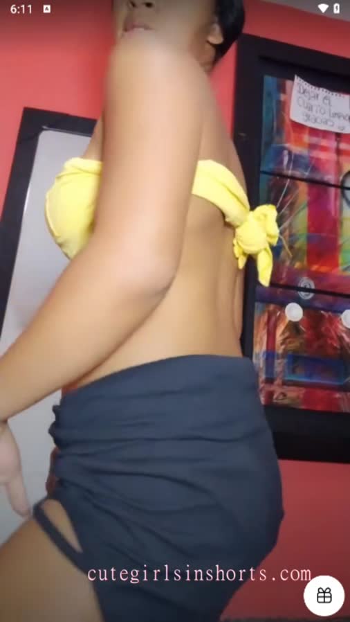 venus_twerking_booty_shaking_in_yellow_shorts_latina_1_gis_2
